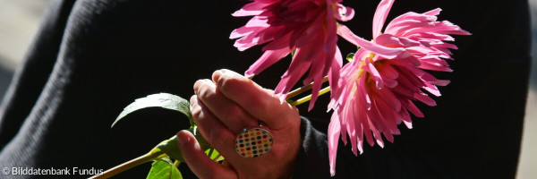 Blumen in der Hand
